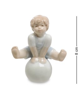 Фигурка из фарфора Юный гимнаст