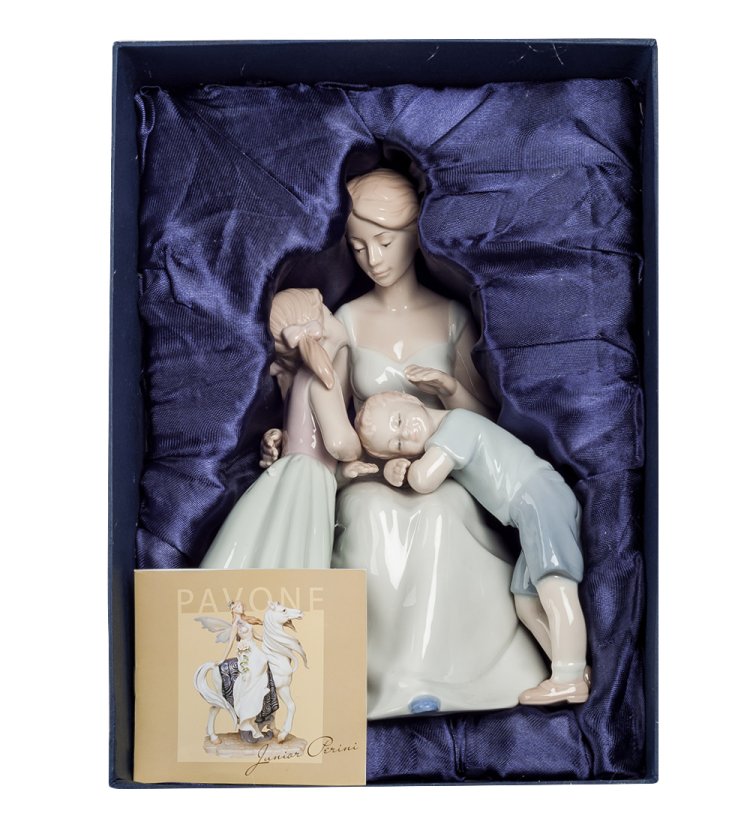 Фарфоровая статуэтка Мамина любовь Pavone JP-15/51, фотография в упаковке