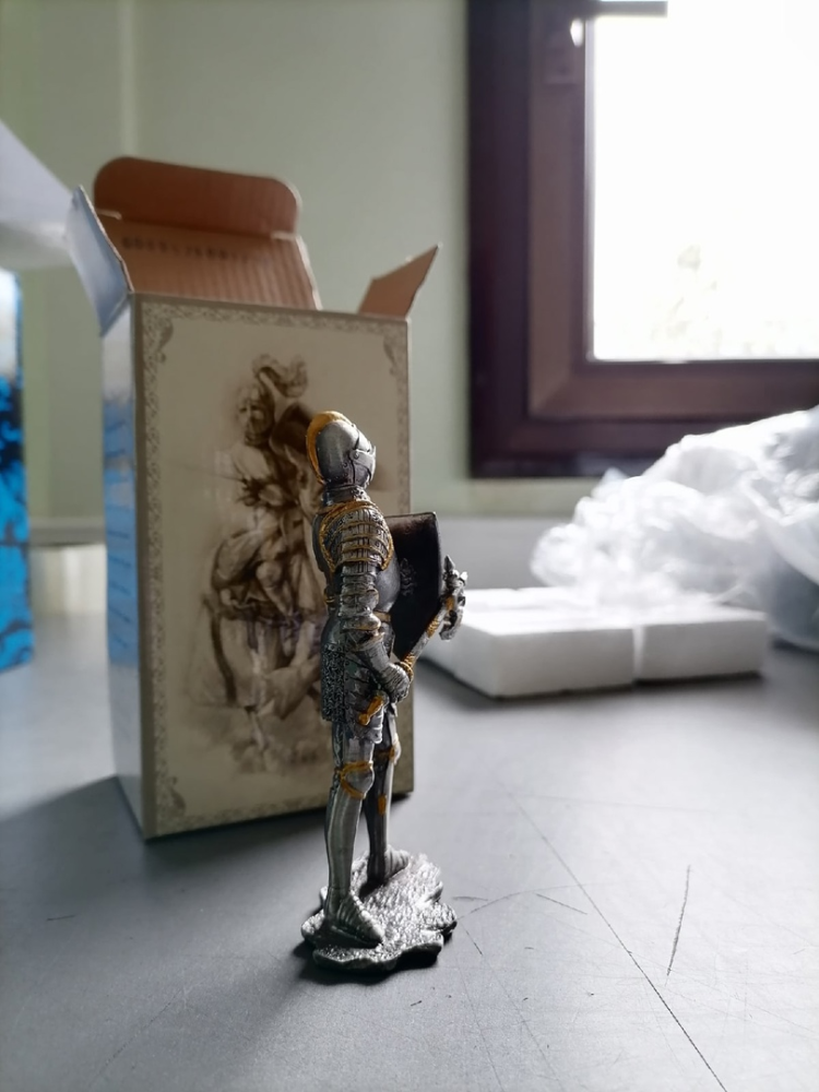 Статуэтка Воин с секирой Veronese WS-806, фото со склада вид со стороны