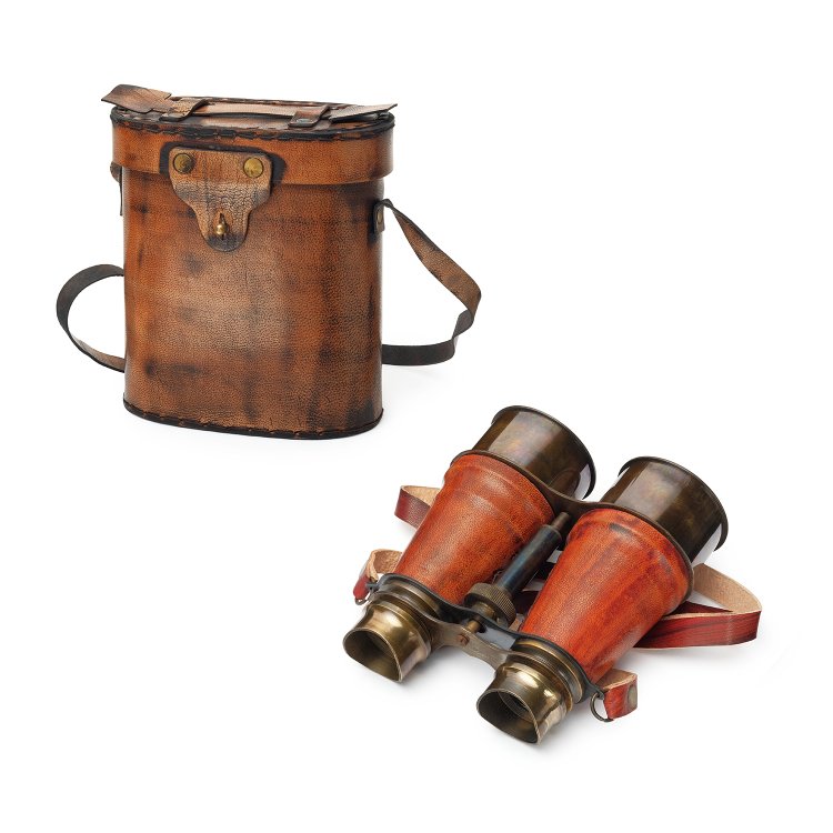 Бинокль в кожаном чехле, фотография с обратной стороны