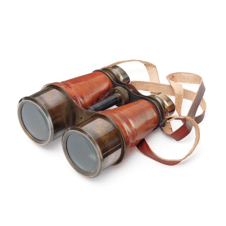 Бинокль в кожаном чехле, фотография бинокля