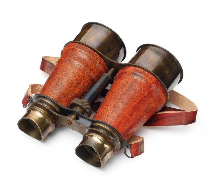 Бинокль в кожаном чехле, фотография бинокля с обратной стороны