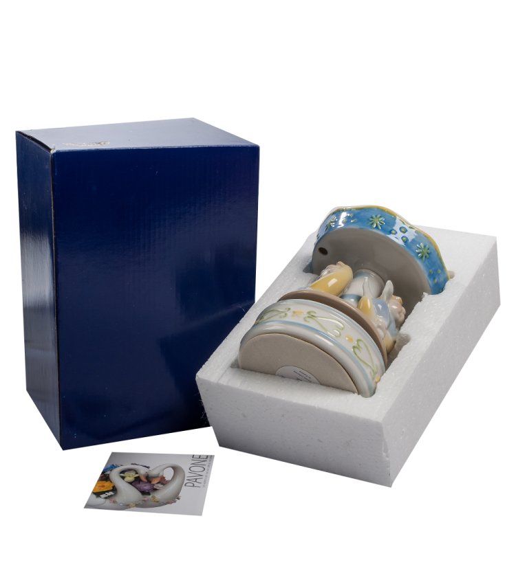 Музыкальная Статуэтка из фарфора карусель с ангелочками Pavone CMS-11/35, фотография в упаковке