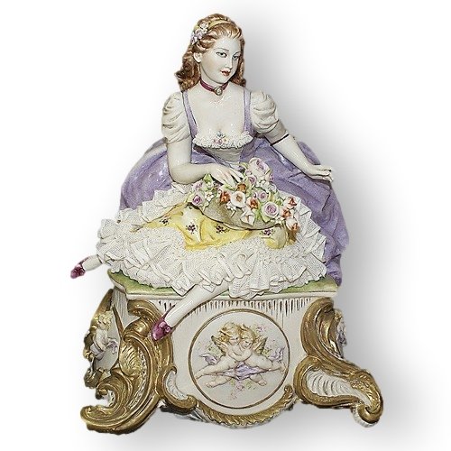Статуэтка из фарфора Дама с цветами