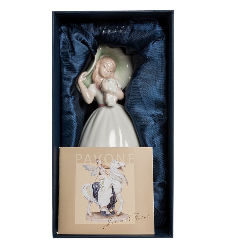 Статуэтка из фарфора Девочка в шляпке с собачкой Pavone JP-29/32, фотография в упаковке