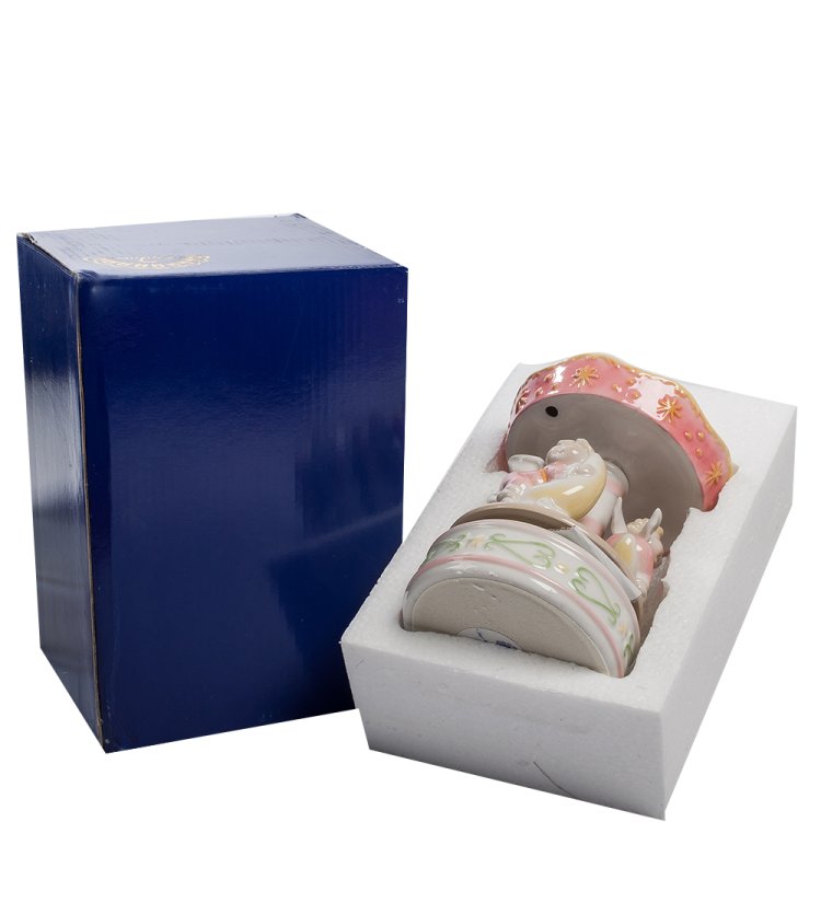 Музыкальная Статуэтка из фарфора карусель с ангелами Pavone CMS-11/36, фотография в упаковке