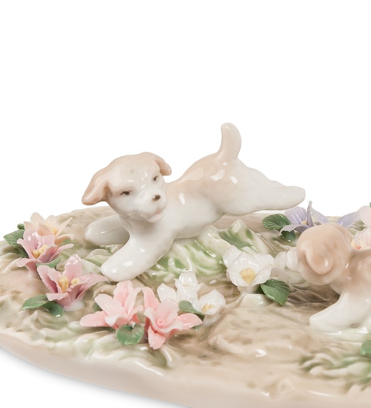 Статуэтка из фарфора Дети на цветочном лугу Pavone JP-29/16, фотография собачки
