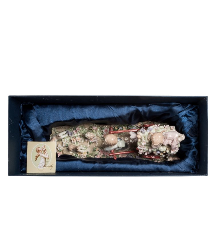 Статуэтка из фарфора Дети на цветочном лугу Pavone JP-29/16, фотография в упаковке