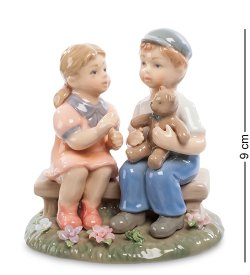 Статуэтка из керамики Мальчик и девочка на лавочке