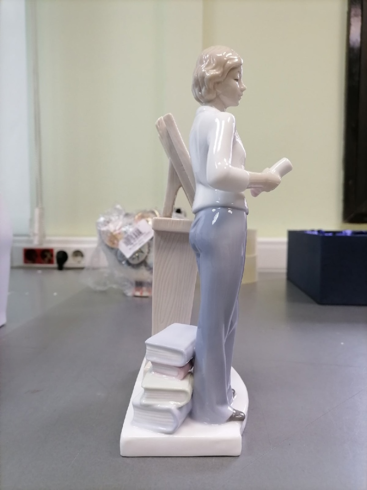 Статуэтка из фарфора Учитель у доски Pavone JP-06/21, фото со склада вид с другой стороны