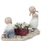 Фигурка из фарфора Дети у ящика с цветами Pavone JP-29/18, фотография со спины