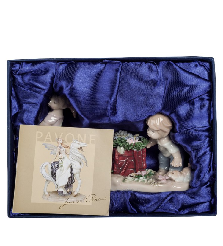 Фигурка из фарфора Дети у ящика с цветами Pavone JP-29/18, фотография в упаковке