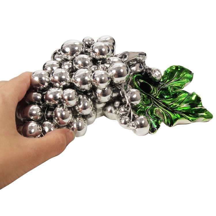 Скульптура Большая Гроздь винограда с зелёным листочком Exetera Argenti 46-247328, фото в руке