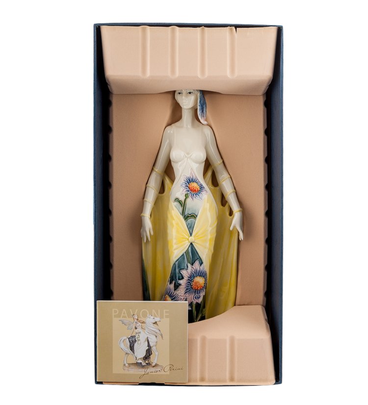 Статуэтка из фарфора Девушка Хризантема Pavone JP-98/25, фотография в упаковке