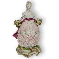 Статуэтка из фарфора Леди с корзинами цветов