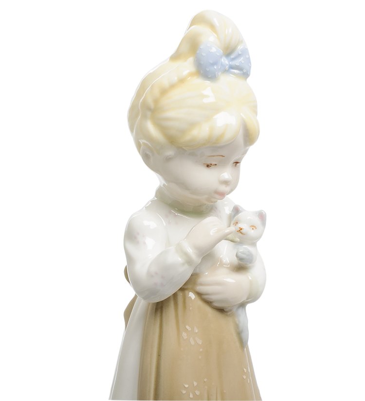 Статуэтка из фарфора Девочка с котенком Valerio Sole VS-307, фотография крупным планом