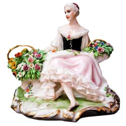 Статуэтка из фарфора Пастушка с цветами