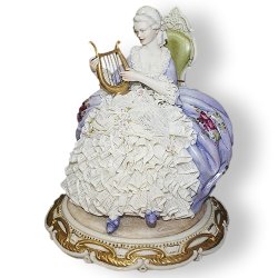 Статуэтка из фарфора Дама с лирой сидящая в кресле