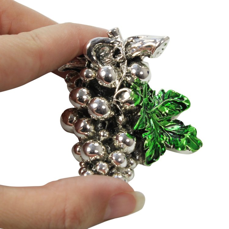 Скульптура Маленькая Гроздь винограда с зелёным листочком Exetera Argenti 46-247329, фото в руке