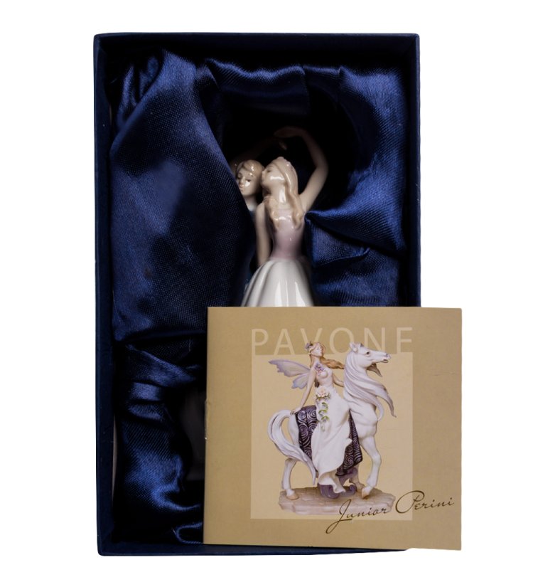 Статуэтка из фарфора Пара влюбленных в танце Pavone JP-15/26, фотография в упаковке