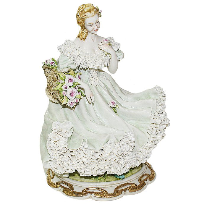 Статуэтка из фарфора Дама с цветами