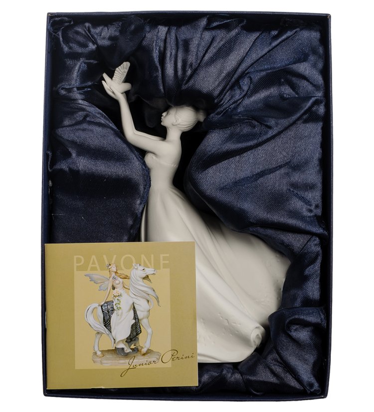 Статуэтка из бисквитного фарфора с подсветкой Леди с голубем Pavone JP-186/ 40, фотография в упаковке