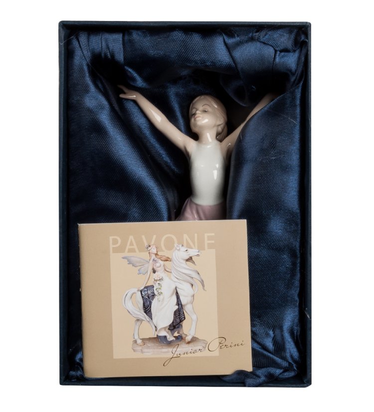 Статуэтка из фарфора Фигуристка завершение танца Pavone JP-27/47, фотография в упаковке
