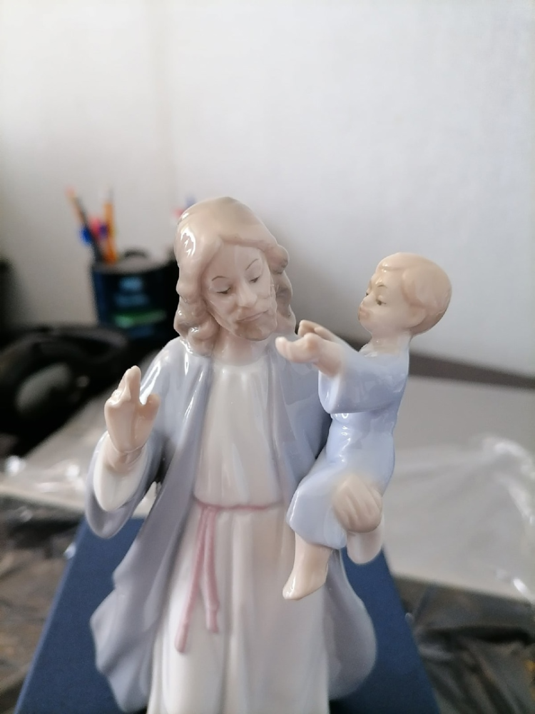 Статуэтка из фарфора Иисус с мальчиком на руках Pavone JP-40/21, фото со склада портретный вид