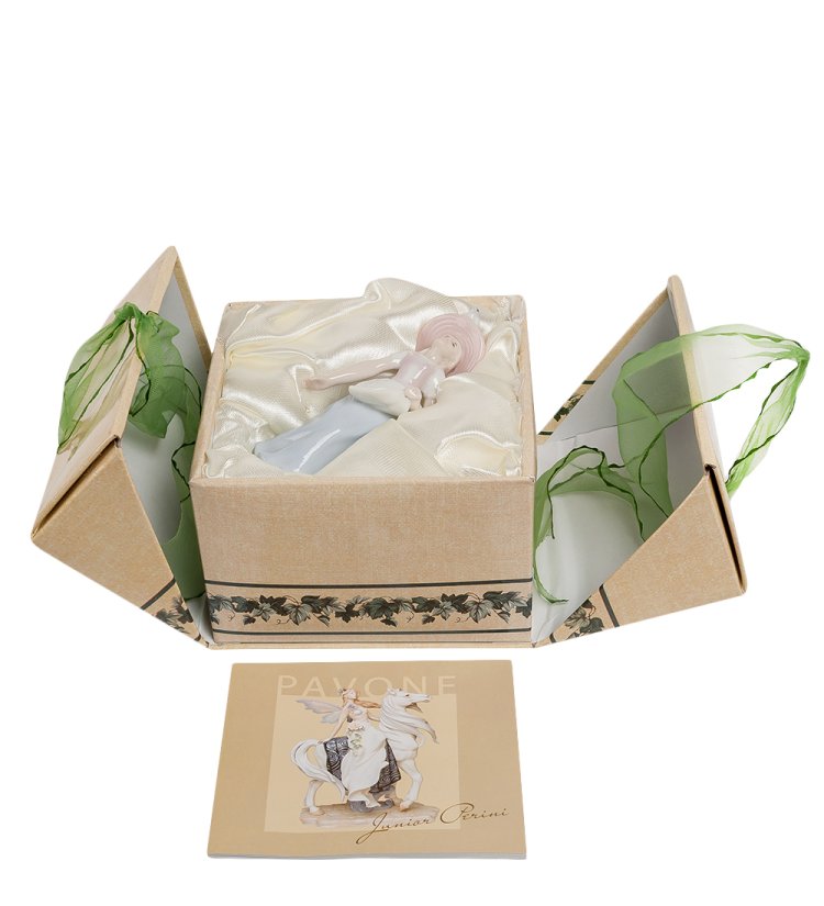 Фарфоровая статуэтка Молодая Хозяюшка Pavone JP-29/46, фотография в упаковке