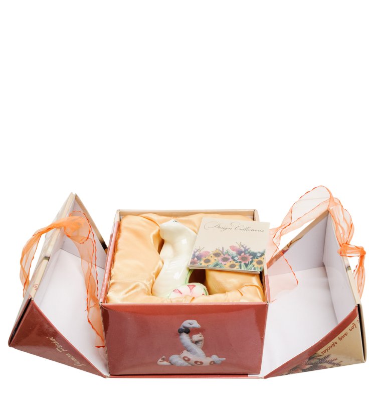 Фигурка из фарфора Белая Змея Pavone JP-51/11, фотография в упаковке