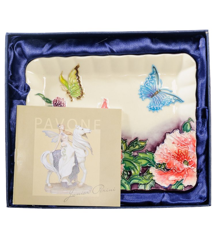 Блюдо из фарфора Бабочки на цветочном лугу Pavone JP-247/28, фотография в упаковке