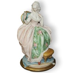 Статуэтка из фарфора Дама с зеркалом