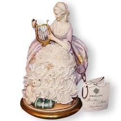 Статуэтка из фарфора Дама с арфой и котом