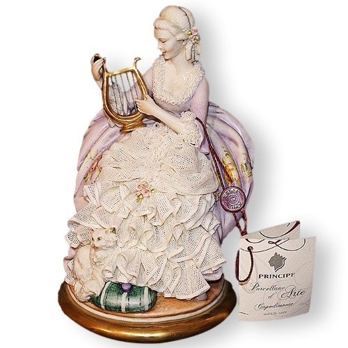 Статуэтка из фарфора Дама с арфой и котом