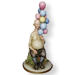 Статуэтка из фарфора Продавец воздушных шаров