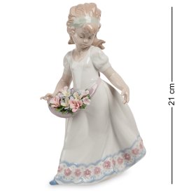Статуэтка из фарфора Девочка несущая корзину цветов