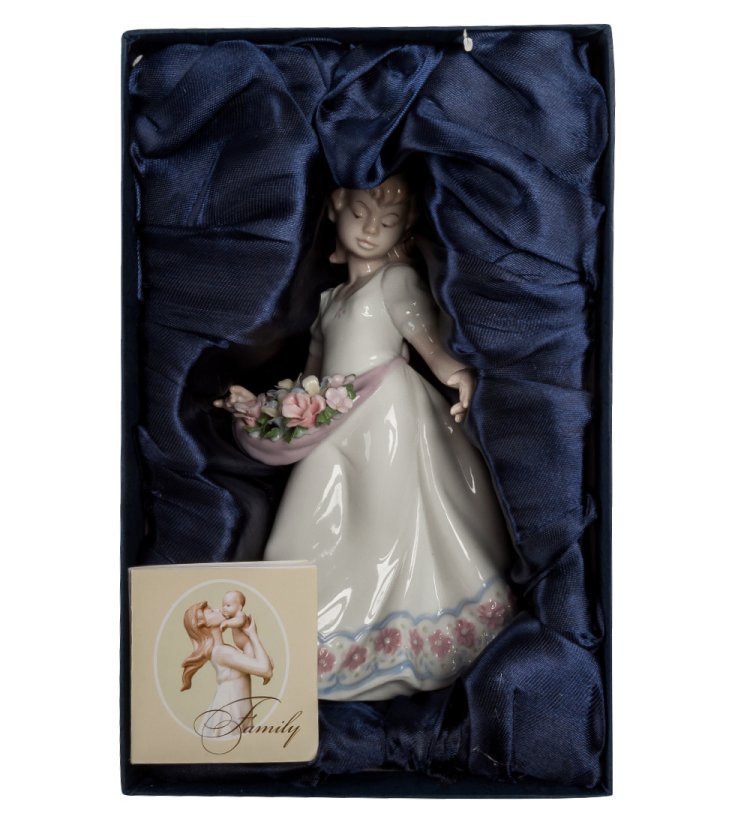 Статуэтка из фарфора Девочка несущая корзину цветов Pavone JP-29/ 9, фотография в упаковке