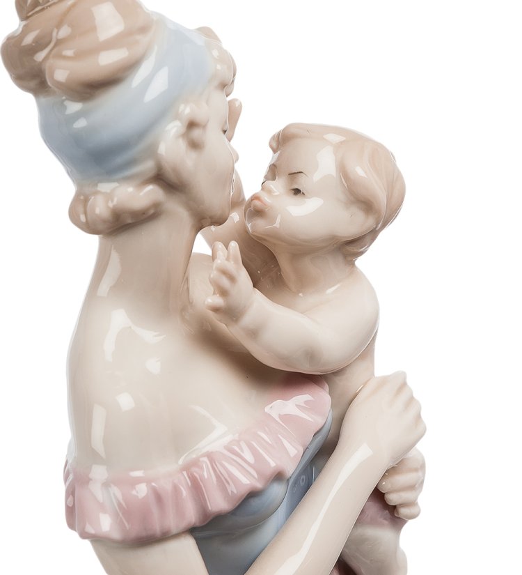 Фарфоровая статуэтка Девушка с ребенком Pavone JP-15/28, фотография крупным планом