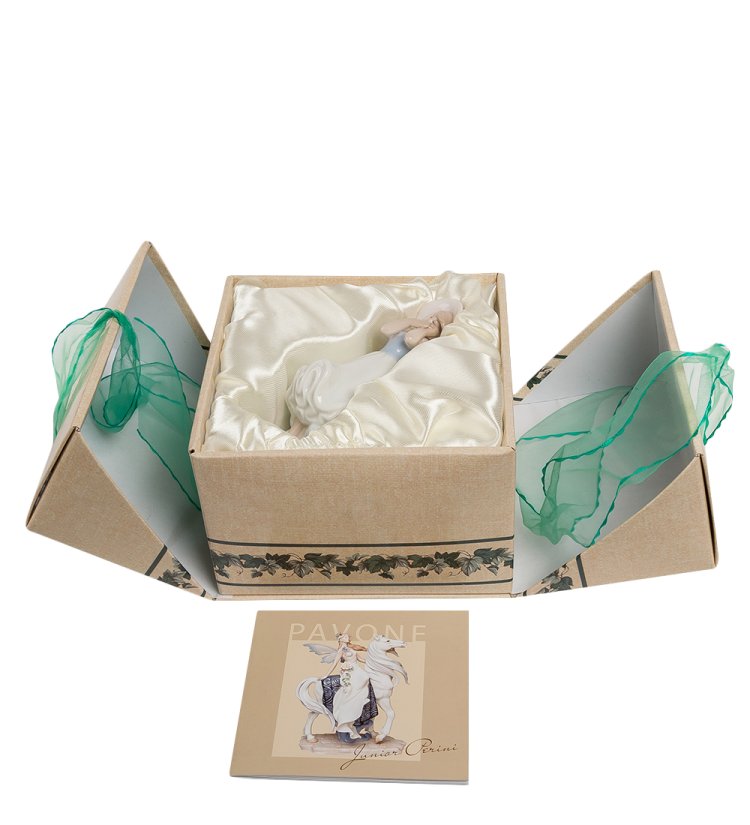 Фарфоровая фигурка Девочка Хозяюшка Pavone JP-29/48, фотография в упаковке