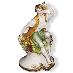 Статуэтка из фарфора Юноша с фруктами