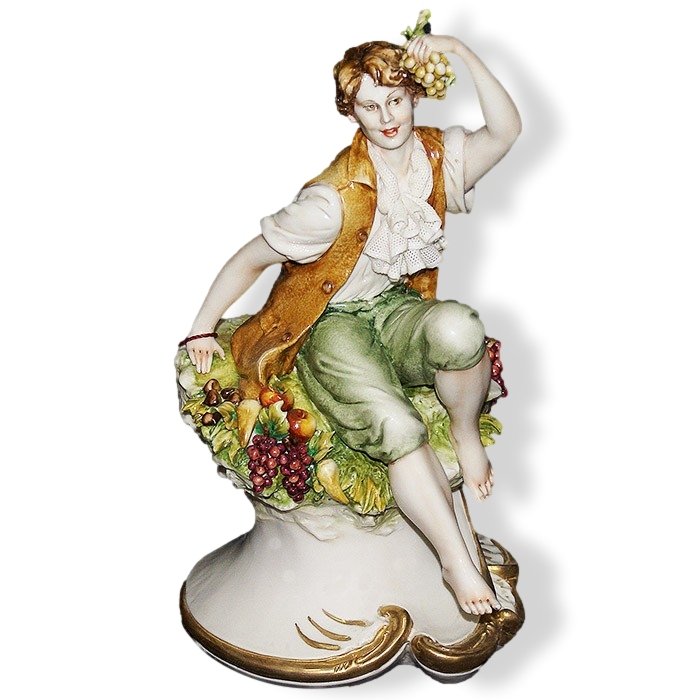 Статуэтка из фарфора Юноша с фруктами
