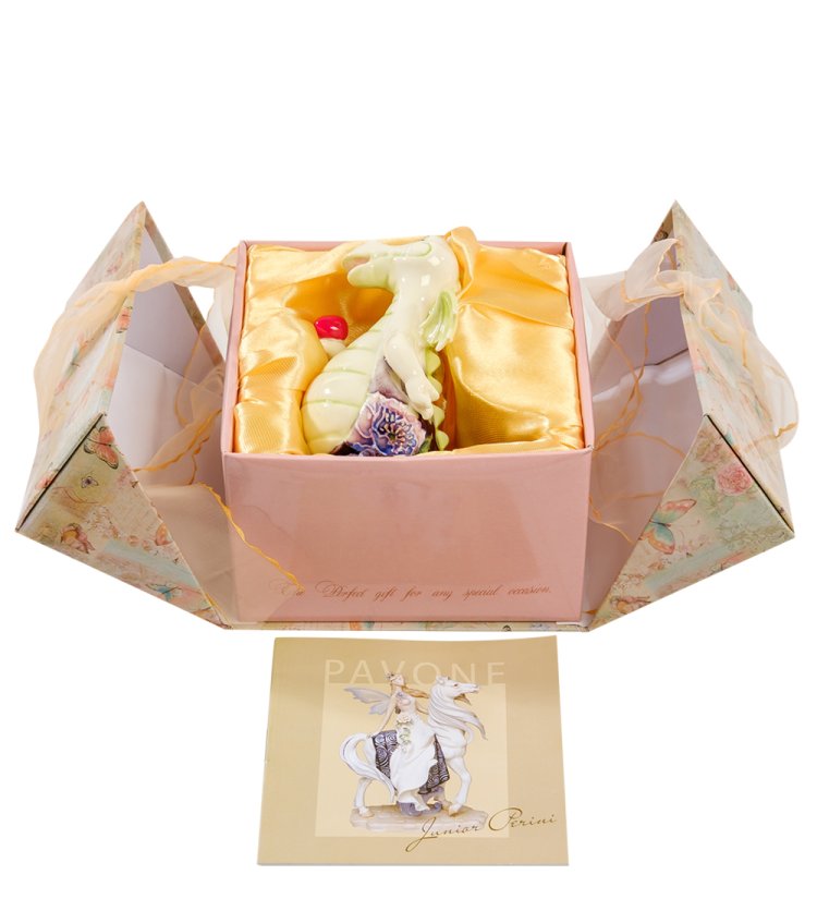 Статуэтка из фарфора Дракон с красным яблоком и цветком на лапке Pavone JP-41/ 9, упаковочный вид