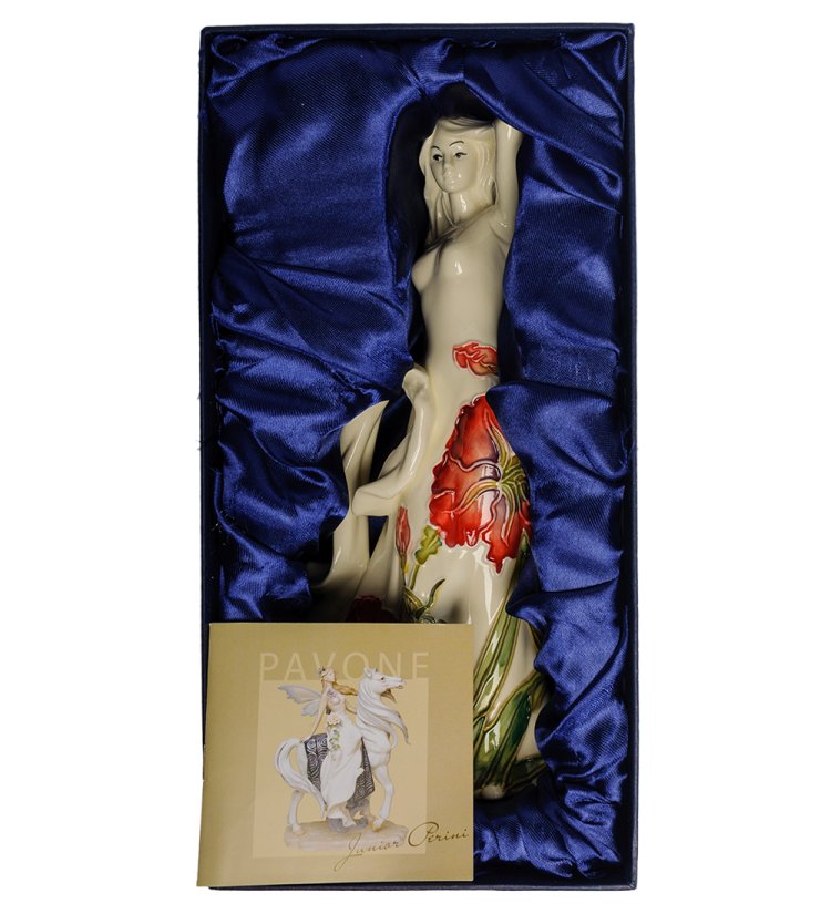 Статуэтка из фарфора Девушка в белом платье с шалью Pavone JP-155/ 1, фотография в упаковке