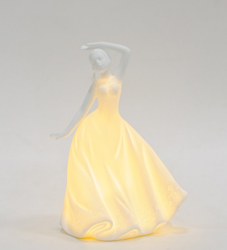 Статуэтка из бисквитного фарфора с подсветкой Девушка с бабочкой Pavone JP-186/ 37, фотография подсветки