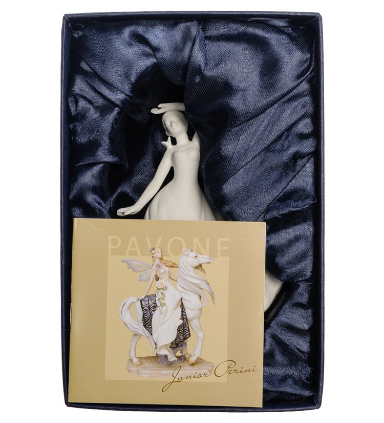 Статуэтка из бисквитного фарфора с подсветкой Девушка с бабочкой Pavone JP-186/ 37, фотография в упаковке