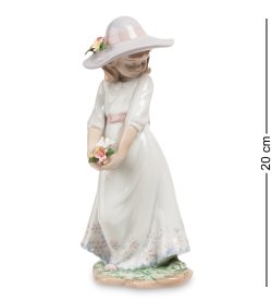 Статуэтка из фарфора Девочка в шлепке с цветочками