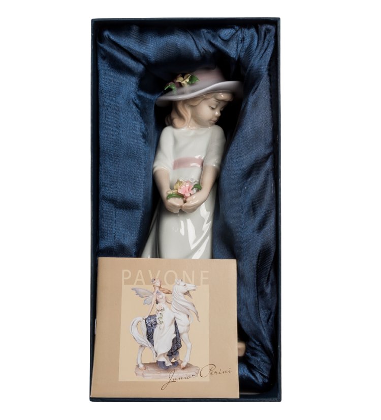 Статуэтка из фарфора Девочка в шлепке с цветочками Pavone JP-29/ 21, фотография в упаковке