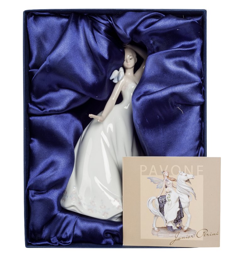 Статуэтка из фарфора Леди с птичкой на плече Pavone JP-29/ 40, фотография в упаковке
