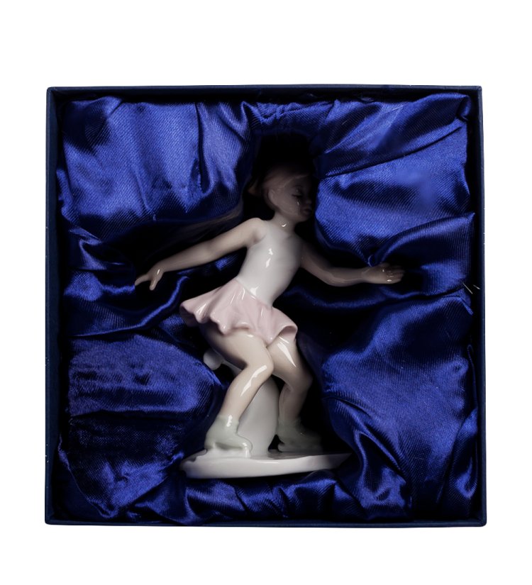 Статуэтка из фарфора Фигуристка разворот Pavone JP-27/46, фотография в упаковке