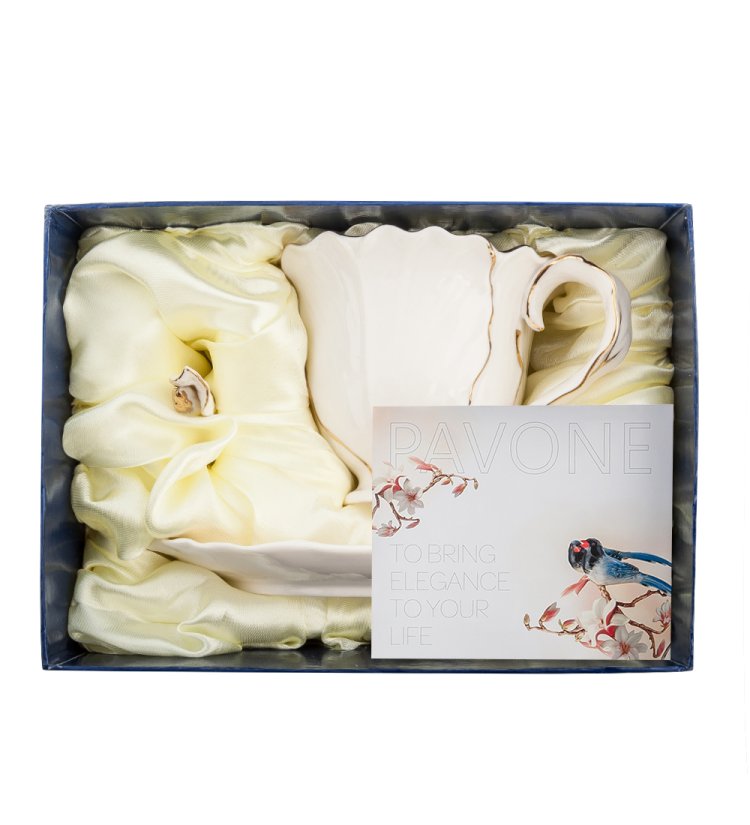 Чайная пара из фарфора с ложечкой Лилия Pavone FM-01/10, фотография в упаковке